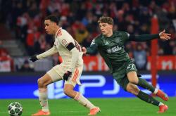 又见绝平！洛杉矶湖人与北京首钢鏖战至终场，凯恩读秒救主(科比最后一场比赛完整视频高清)