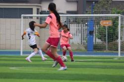 足球比赛中，女子球队展现团队合作力的简单介绍